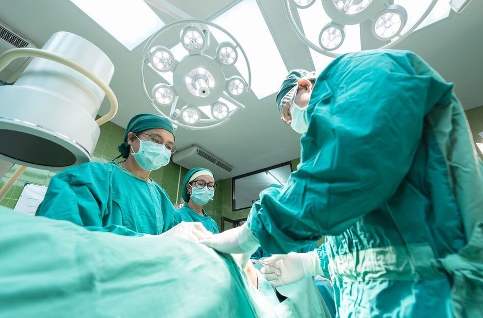 Εκτέλεση χειρουργικής επέμβασης μεγέθυνσης πέους